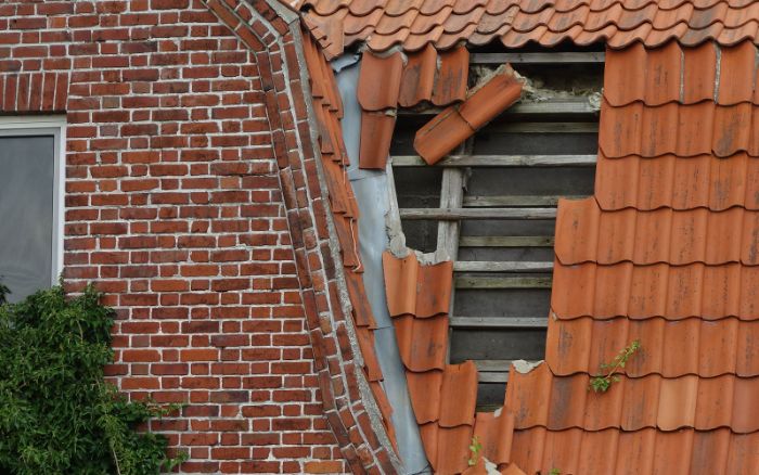 Pose et remplacement de tuiles Ardoise et Zinc à Massy (91300) - KDM Couverture en Essonne 91 et en Ile de France